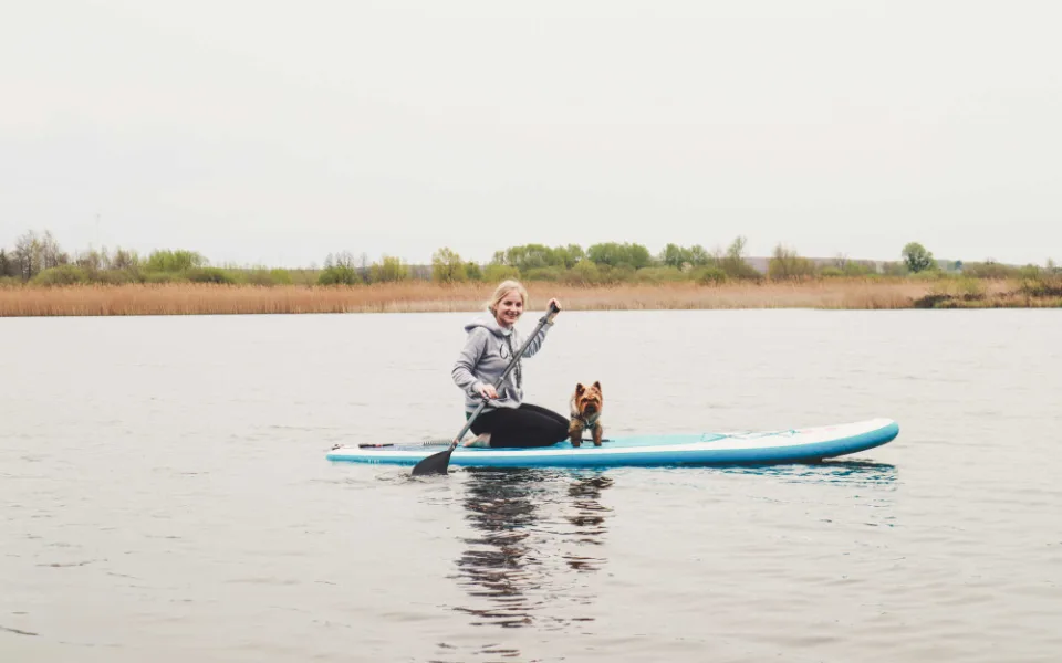 Jak na paddleboarding se psem