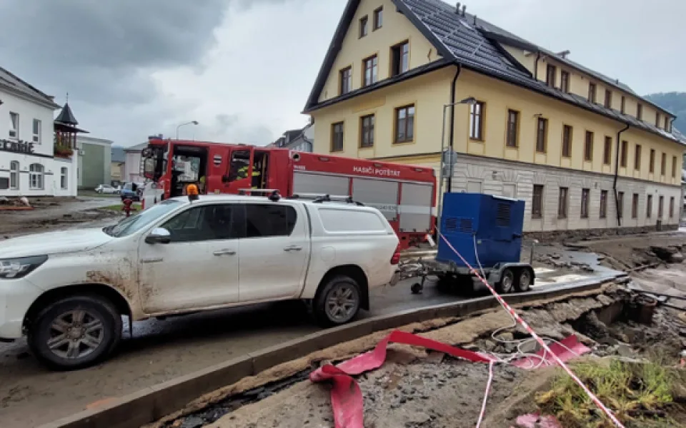 Společnost O2 po povodních obnovila provoz na většině vysílačů, které vyřadily výpadky elektřiny. Kde elektřina není, tam jsou nasazeny naftové agregáty. Práce pokračují.