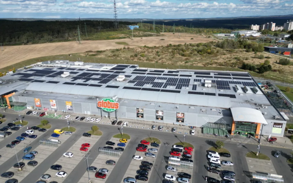 Globus postavil s E.ONem fotovoltaické elektrárny v celkové hodnotě 100 milionů korun. Na čtyřech hypermarketech zabírají solární panely plochu dvou Václavských náměstí a ročně vyrobí tolik energie, co spotřebuje tisíc domácností