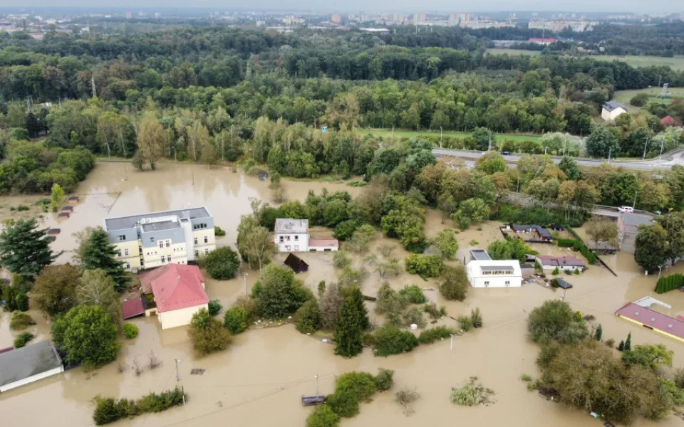 Policie registruje další případy rabování v oblastech zasažených povodní.