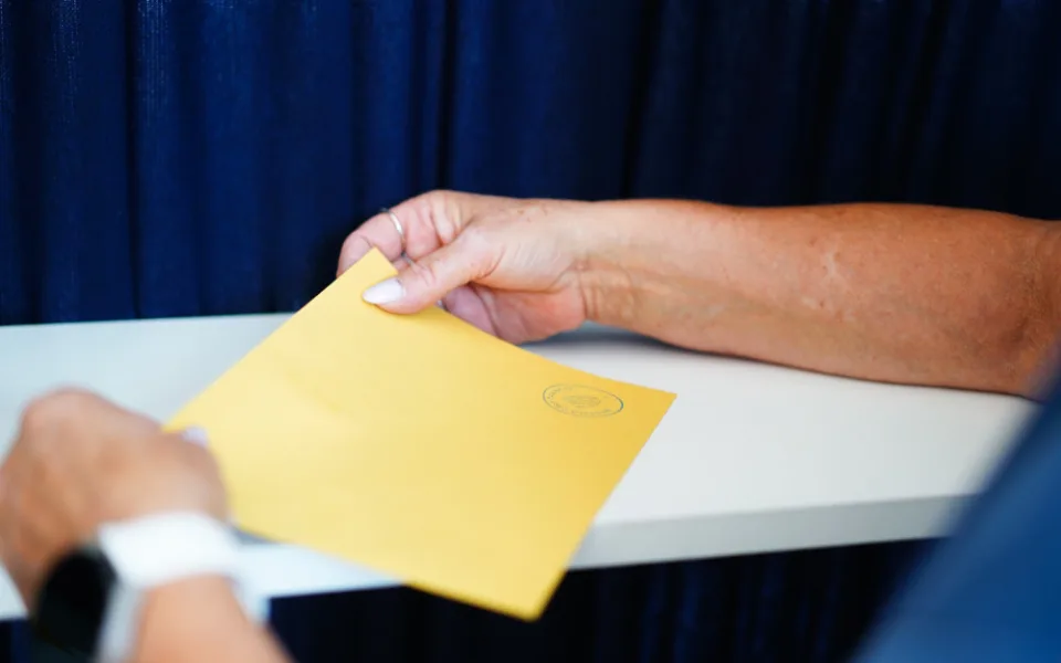 VOLBY 2024: Lidé začali vybírat krajské zastupitele a senátory. Volební místnosti se otevřely