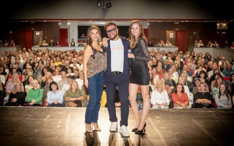 Osmany Laffita je znovu na turné s talk show Kafe u Osmanyho