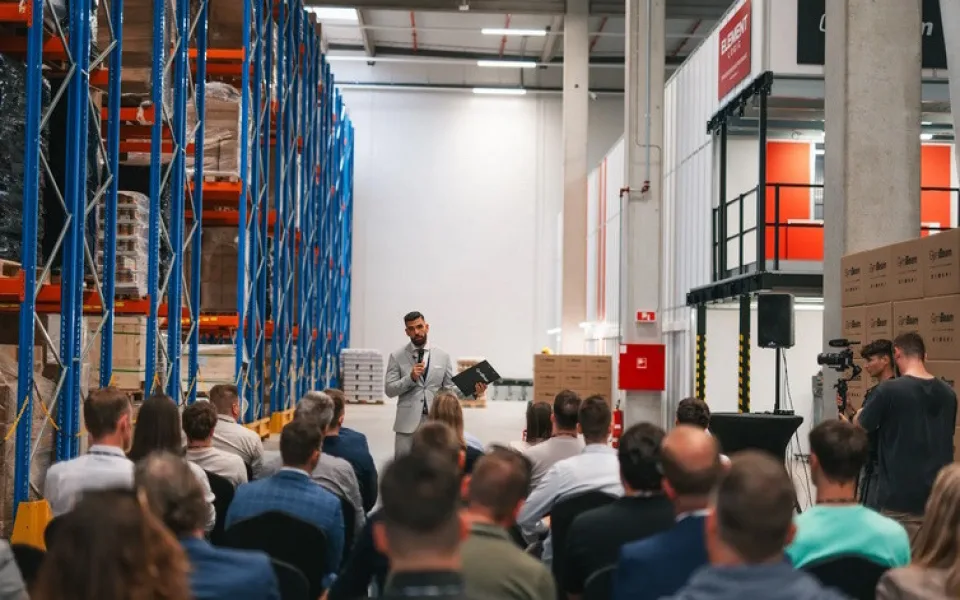GymBeam spustil unikátní automatizovaný sklad: Roboti odbaví až 1000 objednávek za hodinu, lidé ale o práci nepřijdou, ba naopak!
