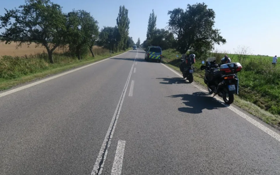 Mezi Jestřebím a Dubou havaroval motorkář. Policisté v souvislosti s nehodou pátrají po řidiči modrého BMW