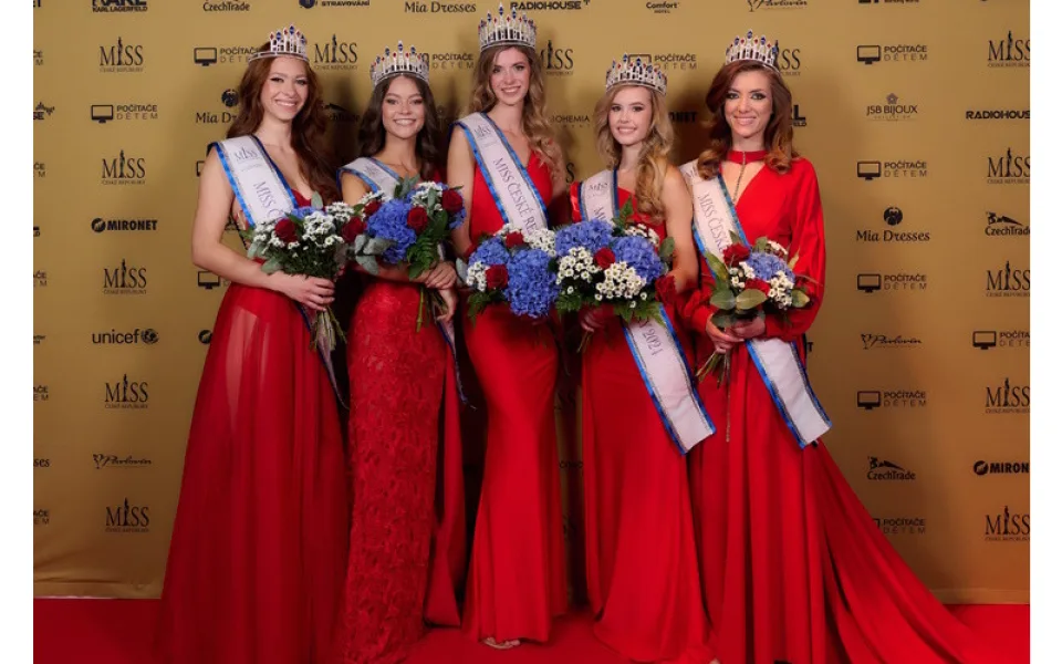 Nejkrásnější Češkou je Karin Bacilková z Brna. Miss České republiky se zapojila do pomoci obětem povodní