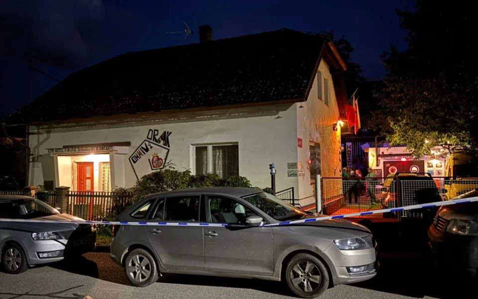 Policie zasahuje v sídle sekty, kde došlo k tragickému domácímu porodu