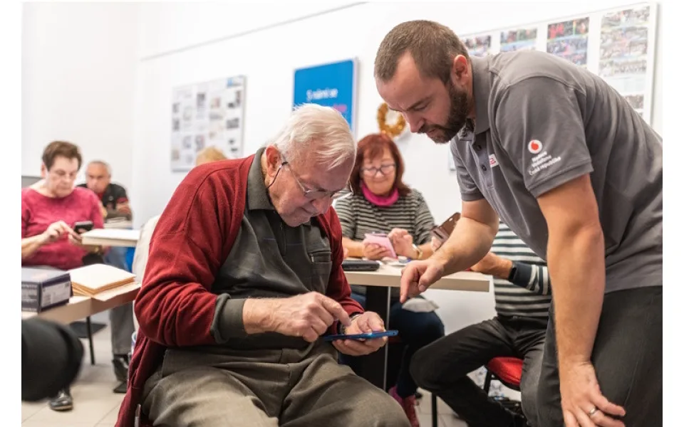 Program Digitální odysea pomáhá zdarma seniorům vyznat se v online světě. V Česku ho využilo už přes 50 tisíc lidí