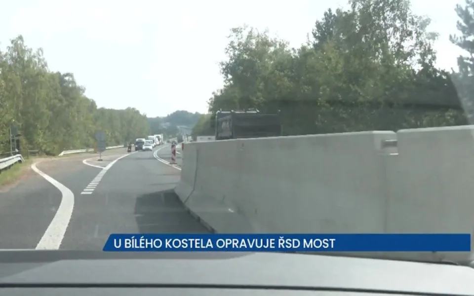 ŘSD u Bílého Kostela opravuje most, provoz řídí kyvadlově semafory i lidé