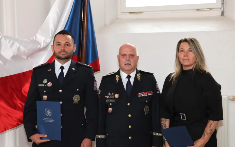 Muž krvácel a po těle měl popáleniny. Policisté pomohli s jeho záchranou