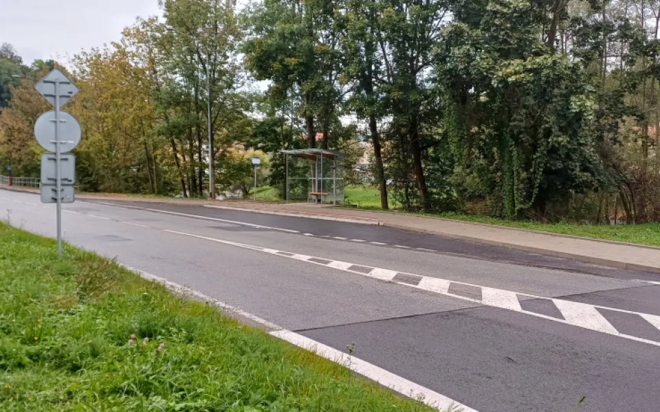 Novou zastávku v Českém Krumlově poničili vandalové dřív, než na ní zastavil první autobus