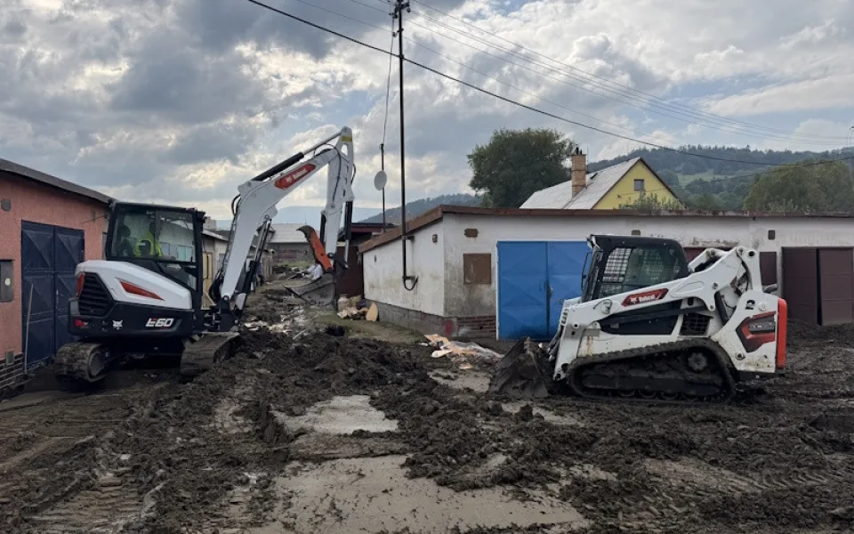 Bobcat pomáhá doma na Dobříši i po povodních na Moravě
