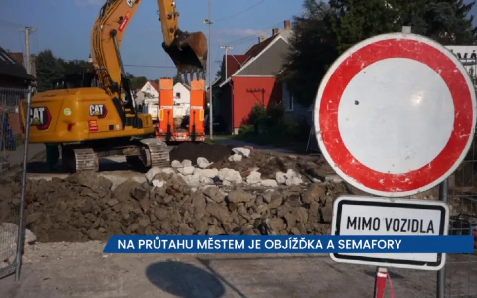 Na průtahu Bzencem je objížďka a semafory, řidiči musí počítat se zpožděním