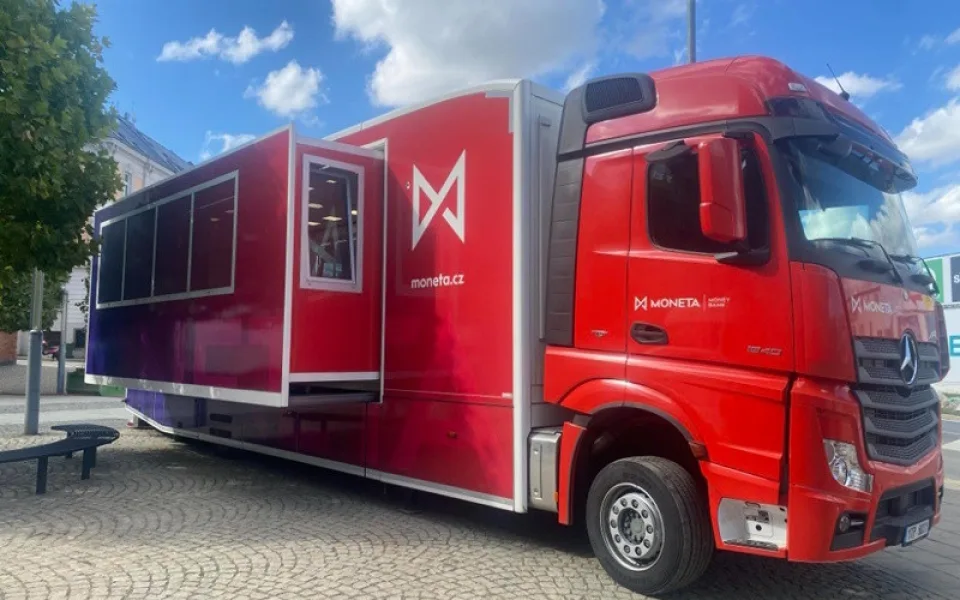 MONETA pomáhá klientům zasaženým povodněmi. Umožňuje zrychlenou výplatu pojistného plnění i výměnu poškozených bankovek