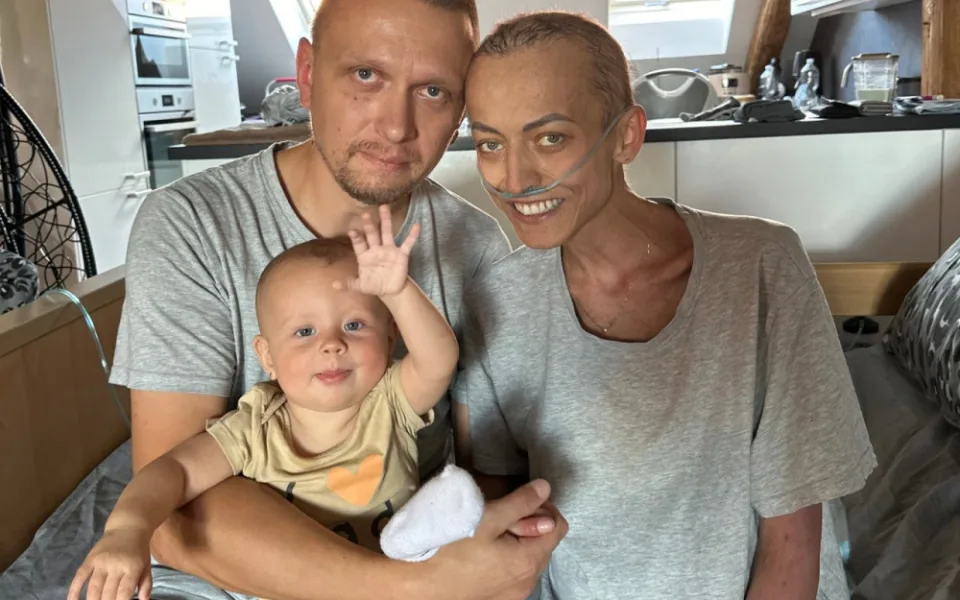 Z porodnice na chemoterapii: mladá maminka podlehla rakovině, zůstala po ní jedenáctiměsíční holčička. Přátelé na ni pořádají sbírku