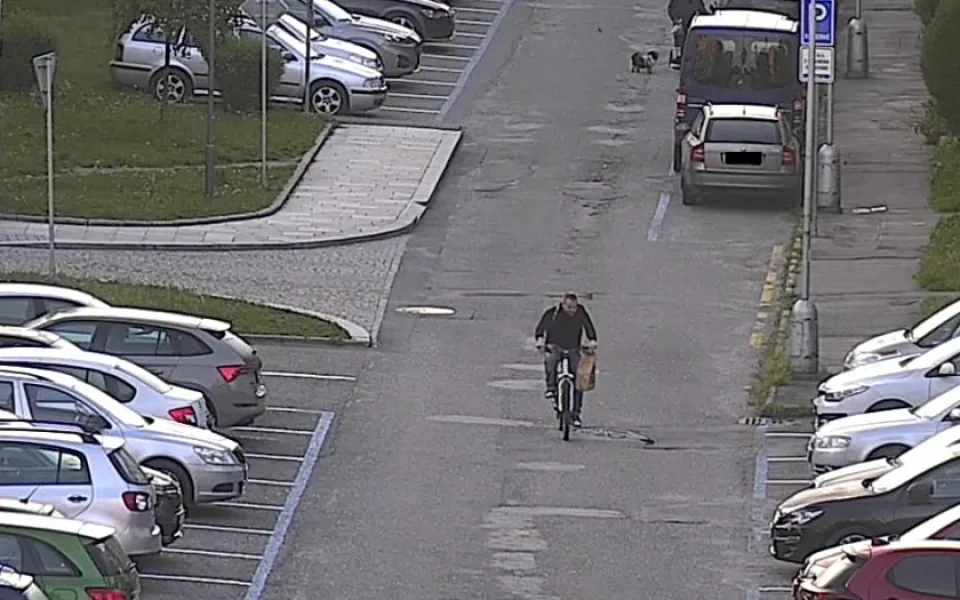 Poznáváte ho? Policisté vyšetřují vloupání, potřebují znát totožnost muže na fotografii. Foto: se svolením Policie ČR