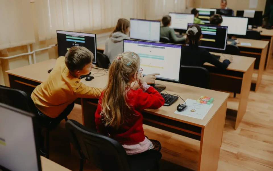 Mladý programátor organizuje soutěž pod záštitou ministerstva školství. Školy mohou získat finance na modernizaci.