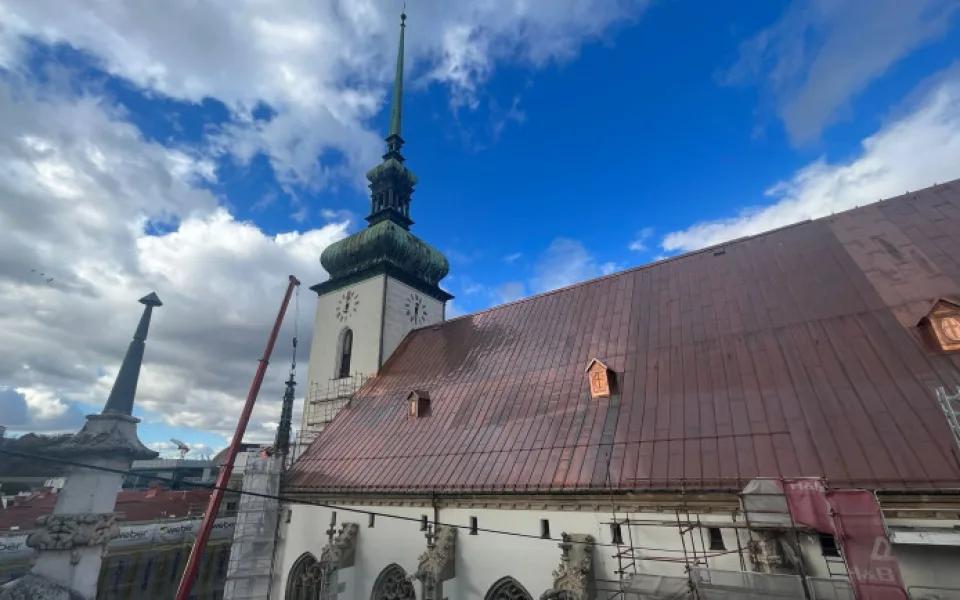 Muži v kostele spadla mince do odtoku. Hlasitě nadával a poplival ženu, které sprostá slova vadila