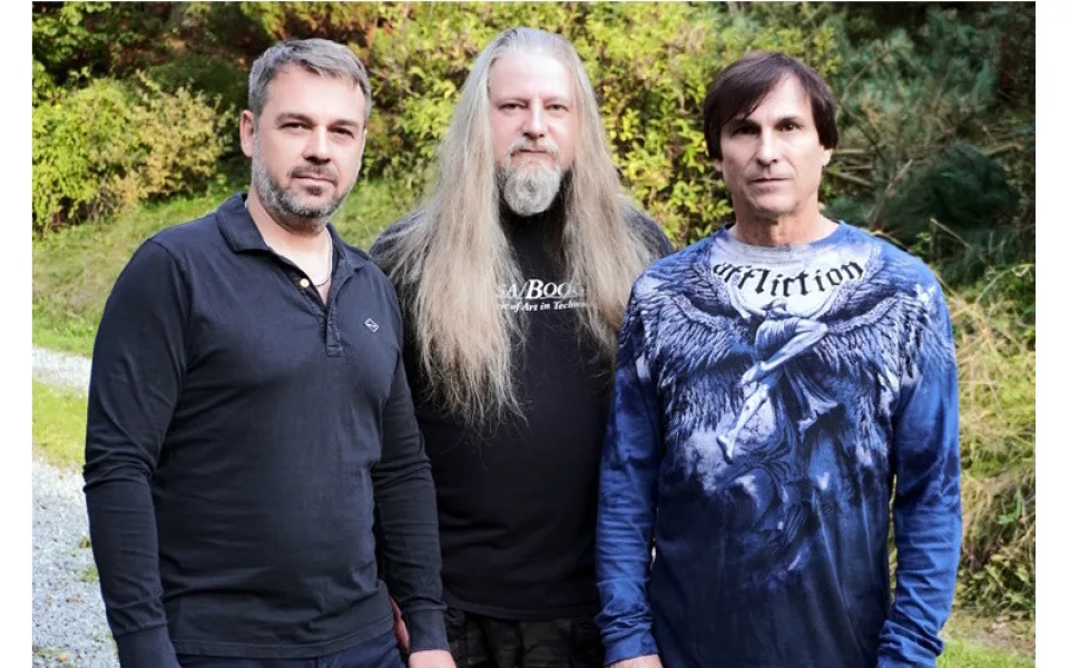 Skupina Extra Band vydala podmanivý singl Deathless a natočila k němu videoklip