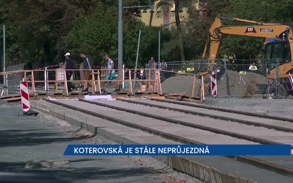 Koterovská třída v Plzni je stále neprůjezdná, řidičům se uleví možná koncem listopadu