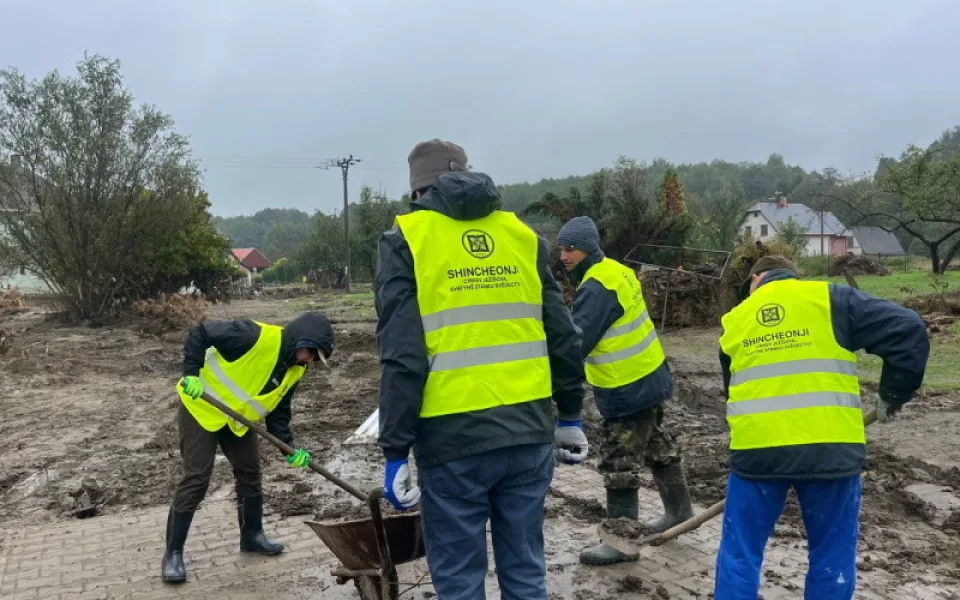 Po povodních na Jesenicku pomáhali dobrovolníci Nového nebe nové země