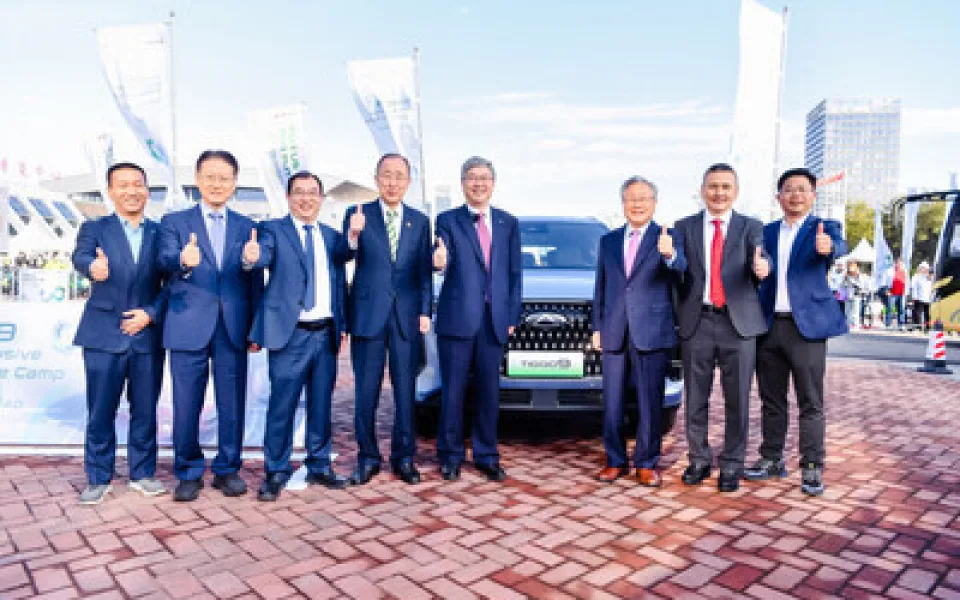 Pan Ki-mun v rámci účasti na akci Chery RIDE GREEN LIFE ve voze Tiggo 9 PHEV propaguje ekologické cestování