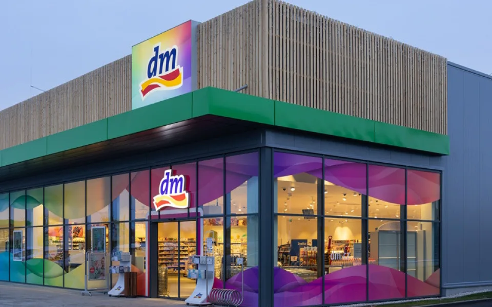 Prodejna dm v novém Retail parku Strakonická v Českých Budějovicích představila jako první nový design fasády i vnitřního uspořádání.