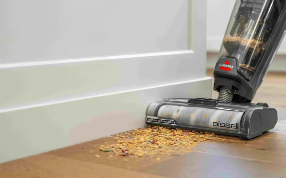 Nový CrossWave OmniForce Edge Pro vytírá i podél stěn