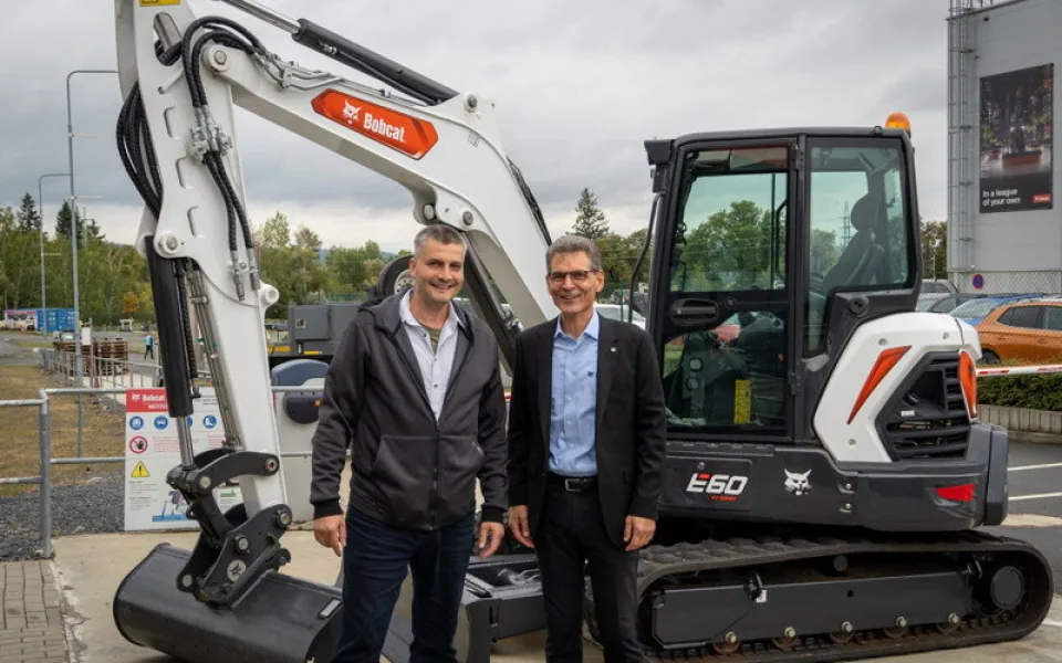 Bobcat daruje stavební techniku na Ukrajinu
