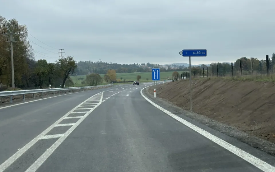 Křižovatka smrti na frekventované silnici I/20 prošla zásadní opravou a měla by být bezpečnější