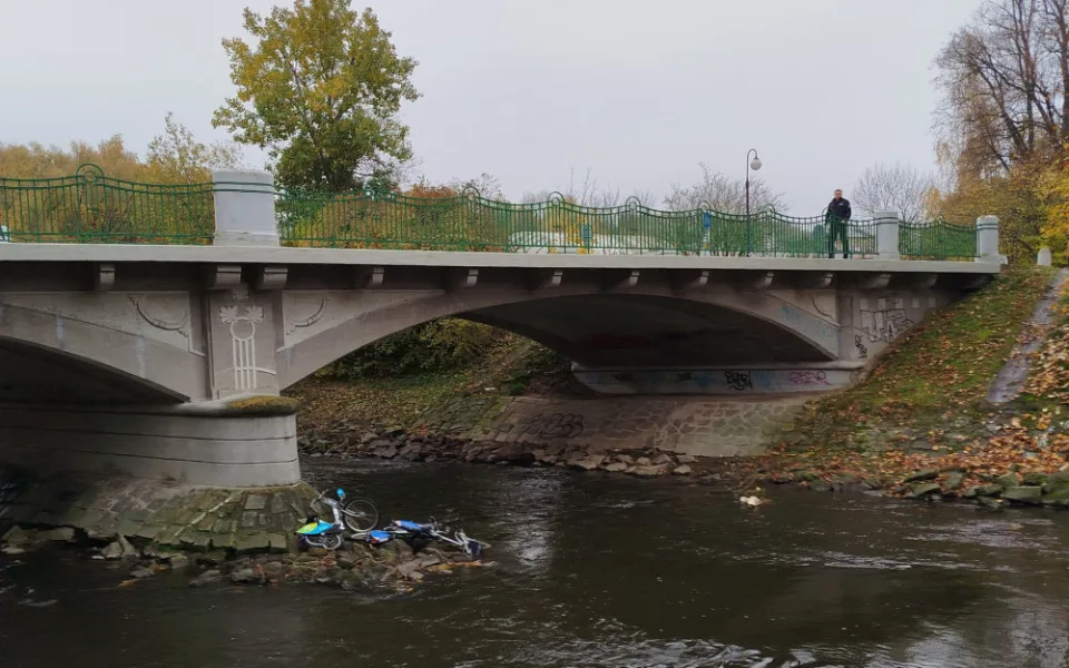 Sdílená kola někdo naházel z mostu do řeky, policie pátrá po pachateli