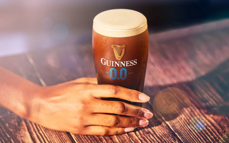 Vychutnejte si ikonické pivo Guinness bez kapky alkoholu: Světoznámá značka uvádí na trh novinku Guinness 0.0.