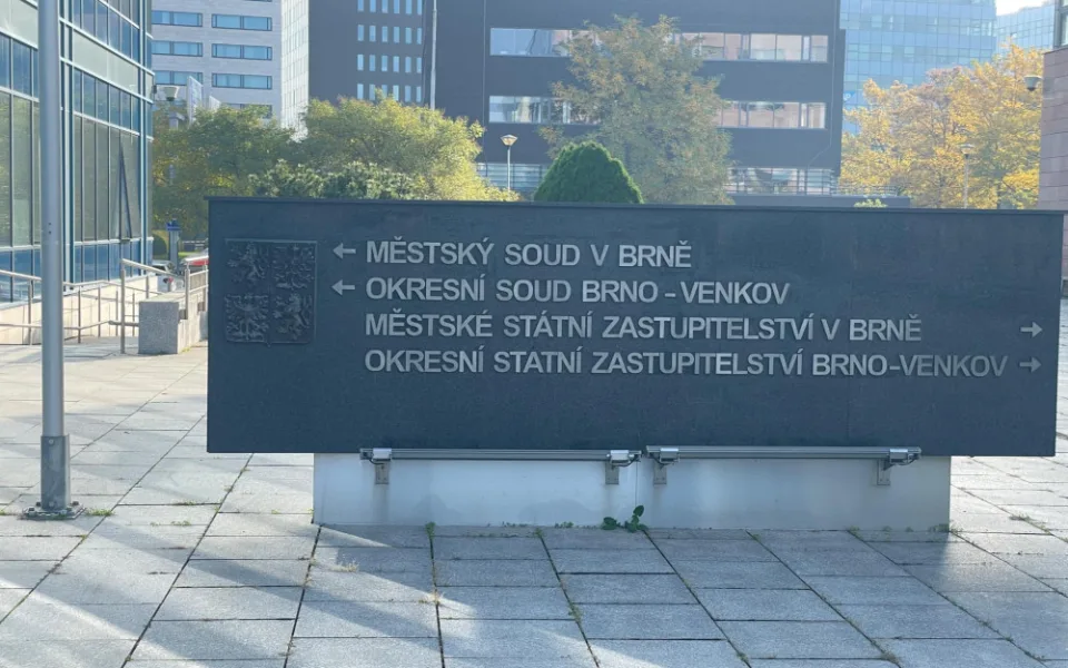 Lidé, kteří v Brně vydávali knihy zpochybňující holokaust, čekají na soud. Jednání ani napotřetí nezačalo