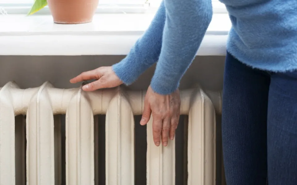Téměř 37 % Čechů kvůli cenám energií snižuje teplotu v domácnosti. 11 % z nich dokonce o 3 až 4 stupně