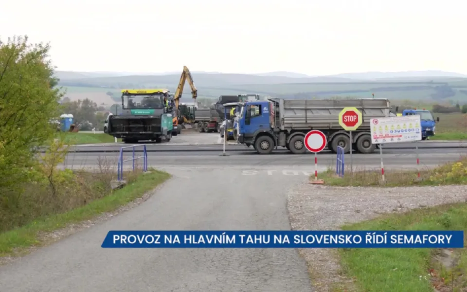Provoz na hlavním tahu na Slovensko u Bánova řídí semafory