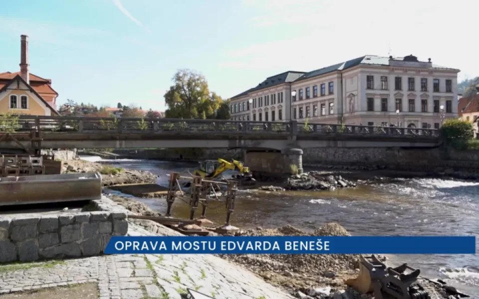Na mostě Edvarda Beneše v Českém Krumlově začaly rozsáhlé opravy, řidiči musí počítat s kompletní uzavírkou