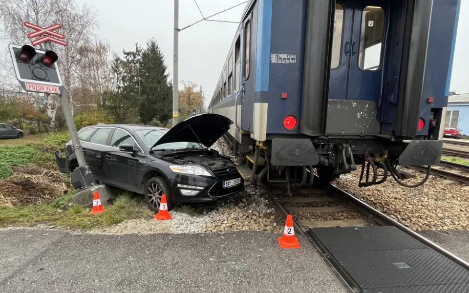V Českých Budějovicích se srazil rychlík s osobním autem. Nehoda se obešla bez zranění