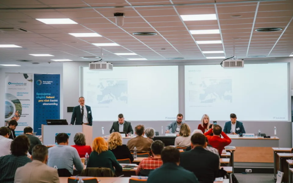 Tepelná čerpadla mohou být klíčovou součástí náhrady uhlí v dodávkách tepla, ukázala konference PRO MODERNÍ ČESKO. Jen v Plzni se jich ročně vyrobí více než všech osobních aut v Česku