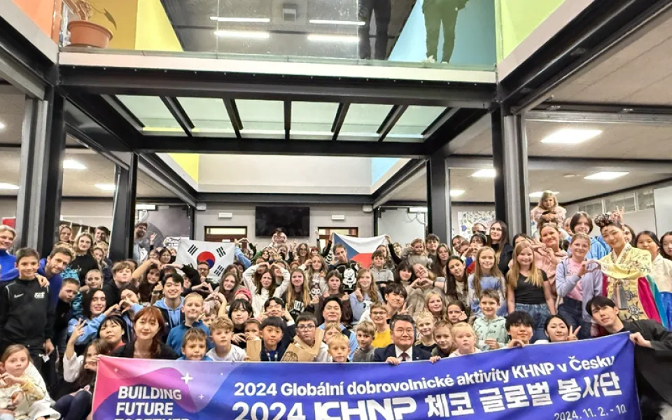 Kulturní sbližování mezi Koreou a Českem: Korejští dobrovolníci zapojili žáky, studenty i širokou veřejnost