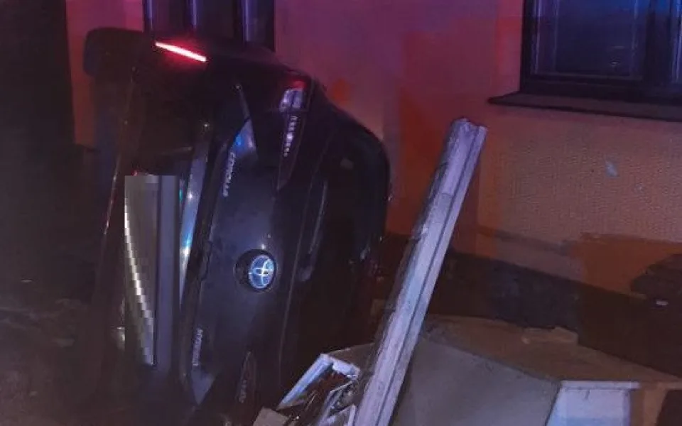 Řidička na kraji Jihlavy nevhodně reagovala na překážku, otočila auto na bok. Foto: Se svolením Policie ČR