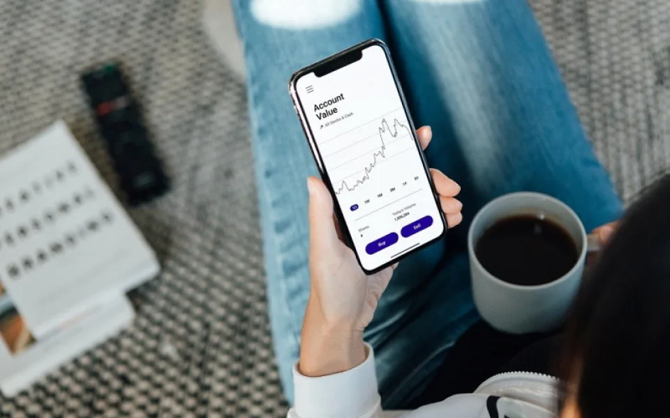 Zájem o investice mezi ženami stoupá – meziročně o 10 %. Téměř každá pátá Češka dnes investuje, ukázal průzkum Amundi