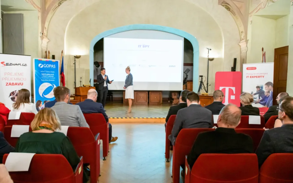 Živě: Kdo zvítězí v prestižní soutěži mladých informatiků IT SPY 2024?