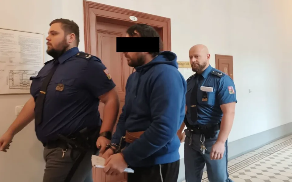 Litevský kamioňák pobodal dva Ukrajince, pohádali se kvůli válce. Obžaloba navrhuje 17 let vězení