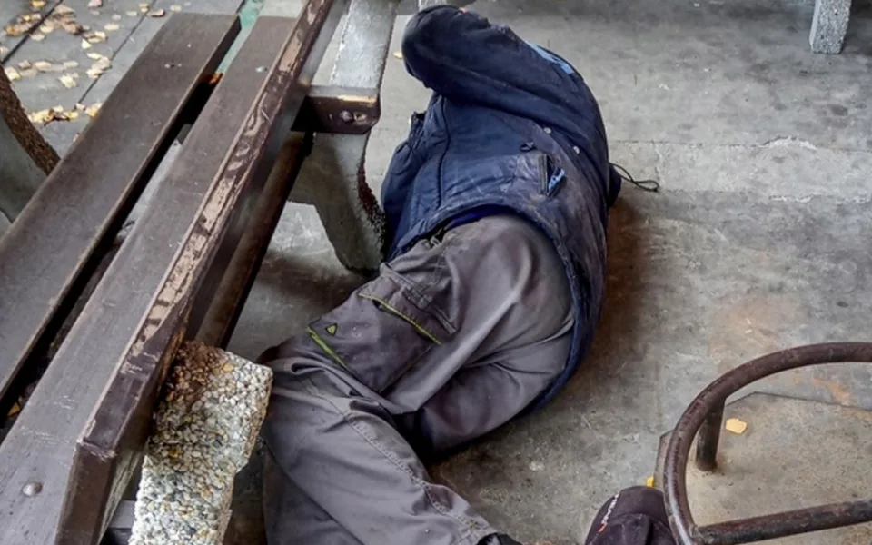 Na kost promrzlý a polomrtvý muž ležel za bílého dne na ulici vedle lavičky