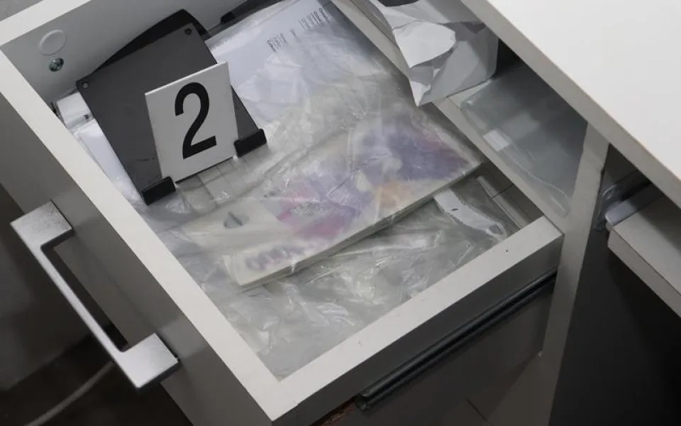 Podvody s fiktivními fakturami si skupina podle celníků přišla na skoro 27 milionů korun.
