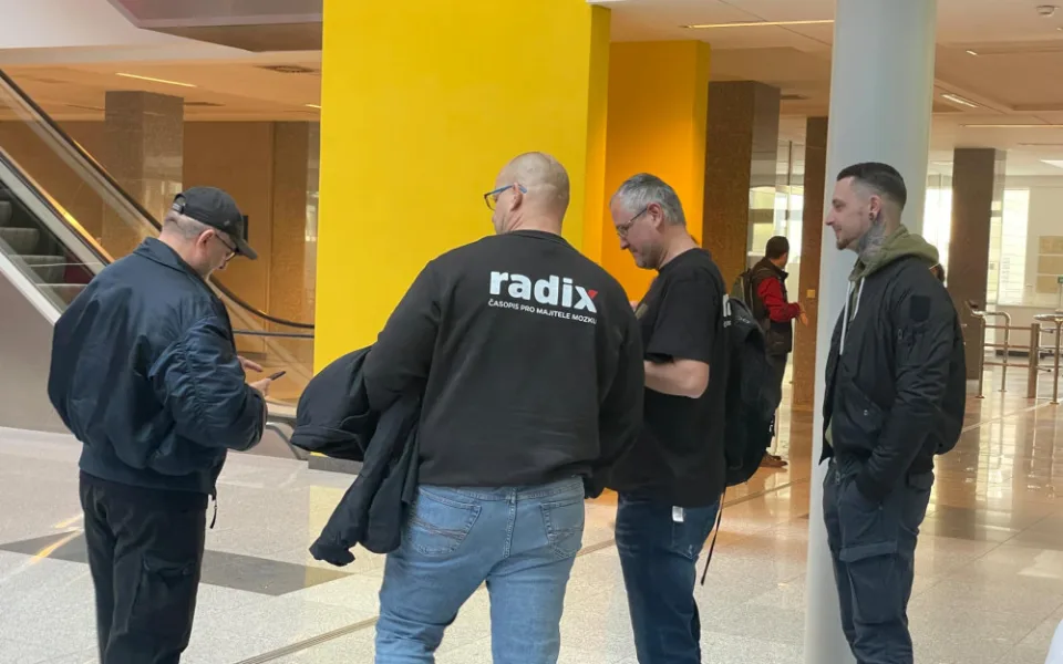 Muži v Brně vydávali knihy zpochybňující holokaust. Slouží jen k vědeckému bádání, tvrdí 