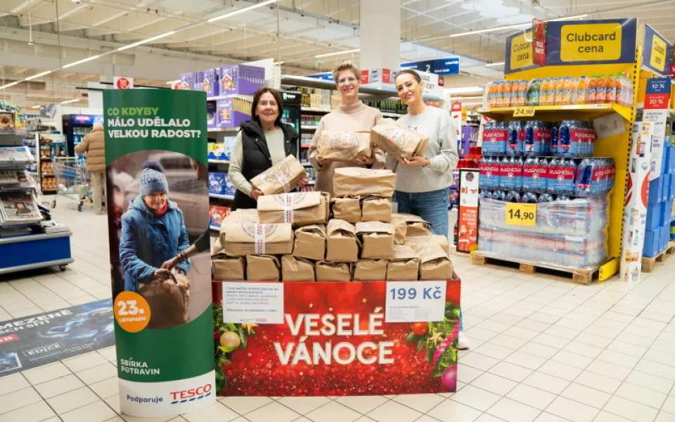 Zákazníci Tesco darovali v podzimní Sbírce potravin neuvěřitelných 97 tun zboží, online sbírka pokračuje do 3. prosince