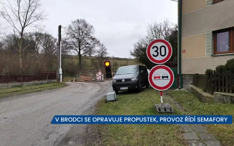 V Brodci se rekonstruuje propustek, provoz řídí semafory