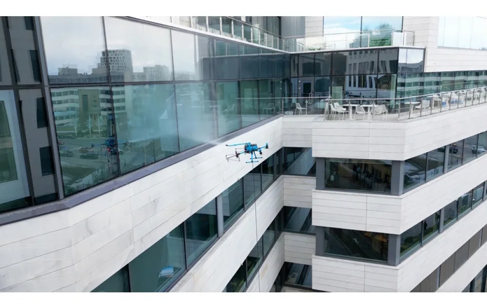 KTV Working Drone přichází s revolucí v oblasti čištění fasád budov – autonomním řízením dronů
