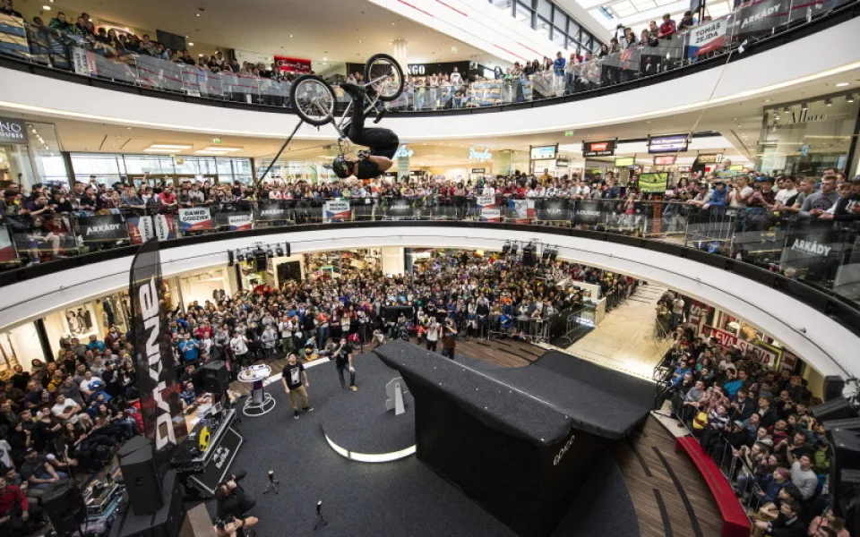 DownMall se vrací do Prahy. Legendární adrenalinové závody ovládnou Pankrác