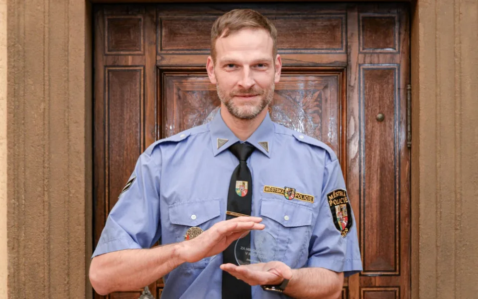 Strážník zachránil hned dva lidské životy. Nebuďte k okolí lhostejní, vzkázal, město předalo ocenění